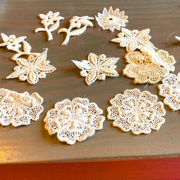 12 mid century cotton ecru flower appliqués. Beautiful - Picture 1 of 7